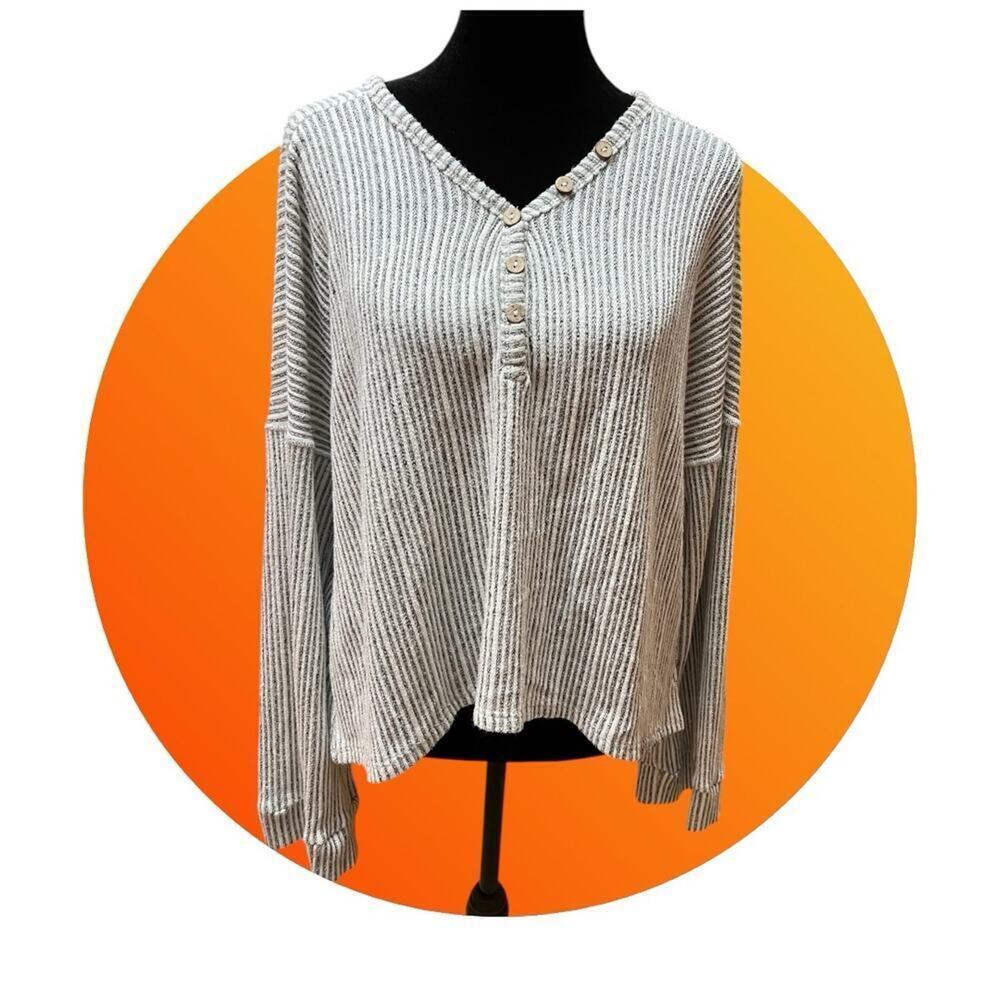 PEACH LOVE California V-Neck Stretchy Henley style top, Women's size L